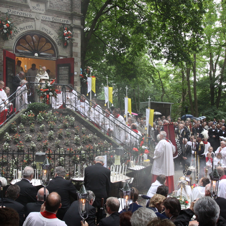 De St. Rosa processie bij de St. Rosakapel op de Kollenberg in Sittard