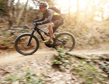 Een mountainbiker fietst op volle snelheid over een pad op de Brunssummerheide