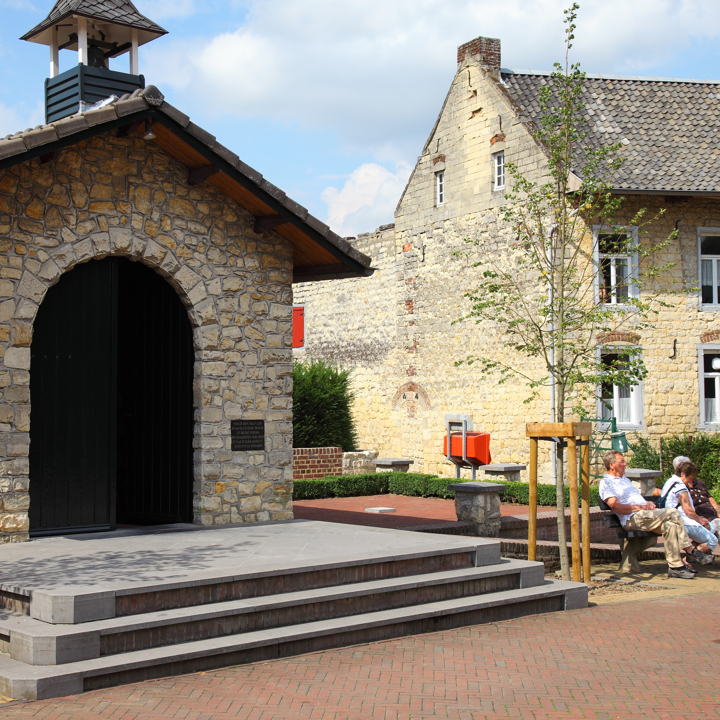 Kapel Winthagen Met Mensen Op Bank