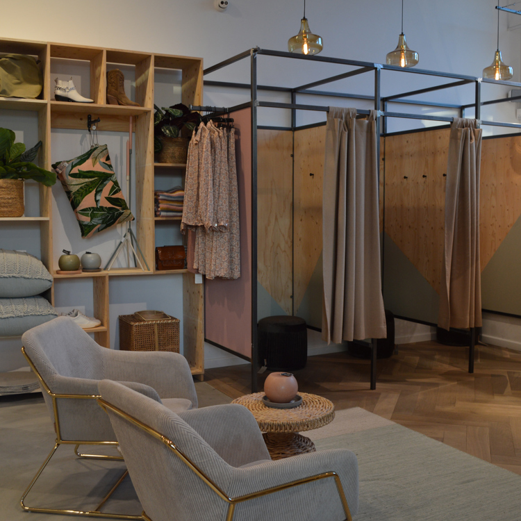 Het interieur en paskamers van een conceptstore in Valkenburg