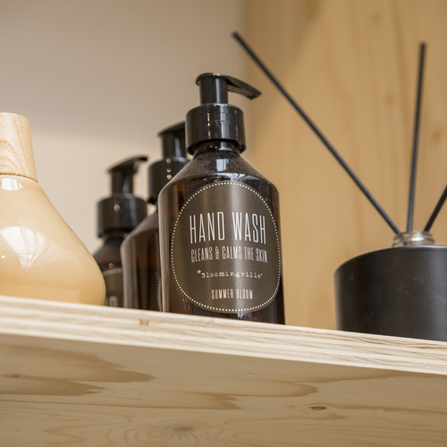 Handzeep en geurstokjes op een plank in een winkel