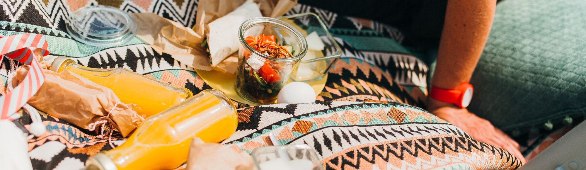 Detailweergave van een picknickdeken en diverse lekkernijen Eighty8tings HR41