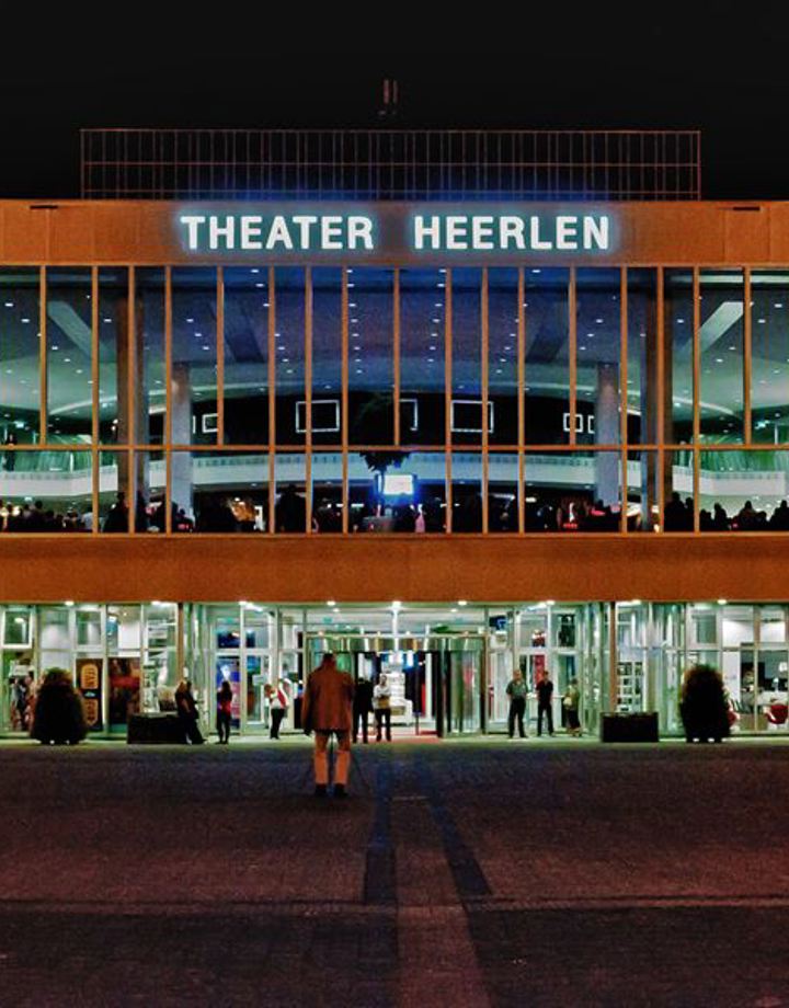 Aanzicht van Theater Heerlen in het donker