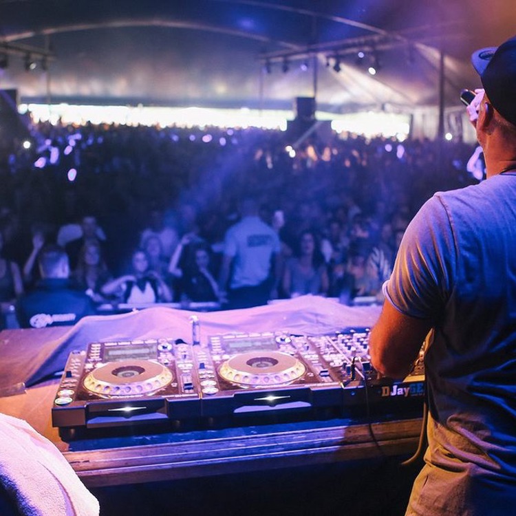 beeld vanaf dj booth naar publiek van pop on top valkenburg