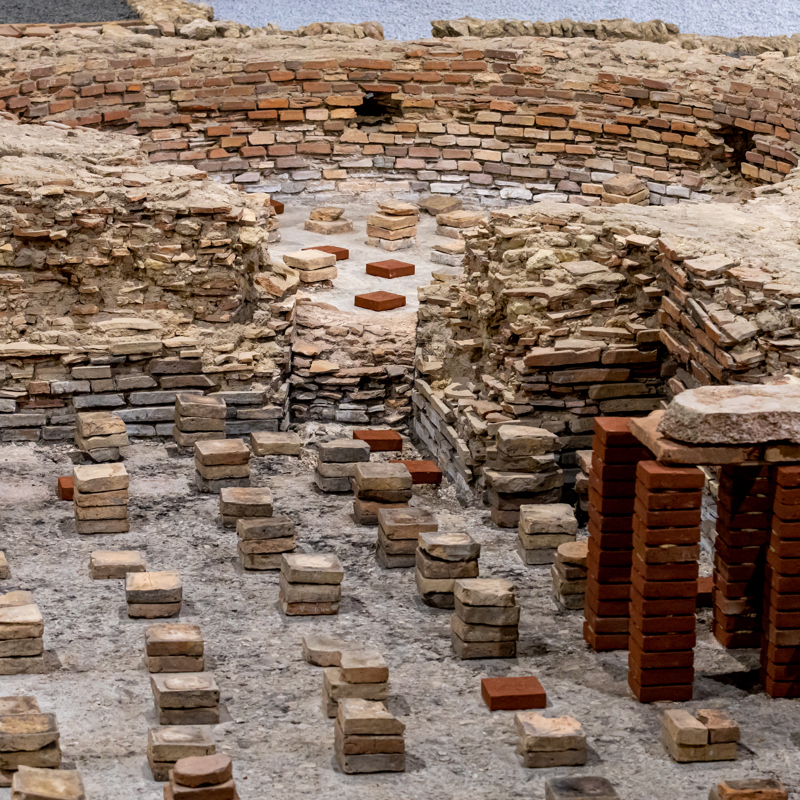 Detail op opgraving badhuis in het Romeins Museum Heerlen
