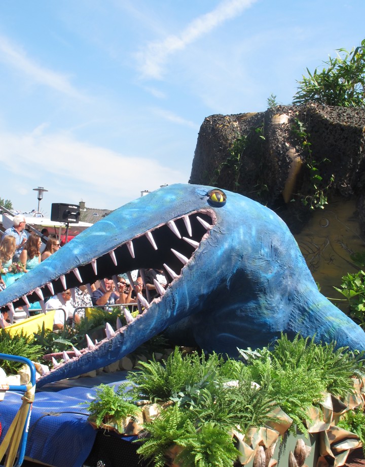 Een wagen met grote blauwe dinokop tijd het Augst Cultuurfest