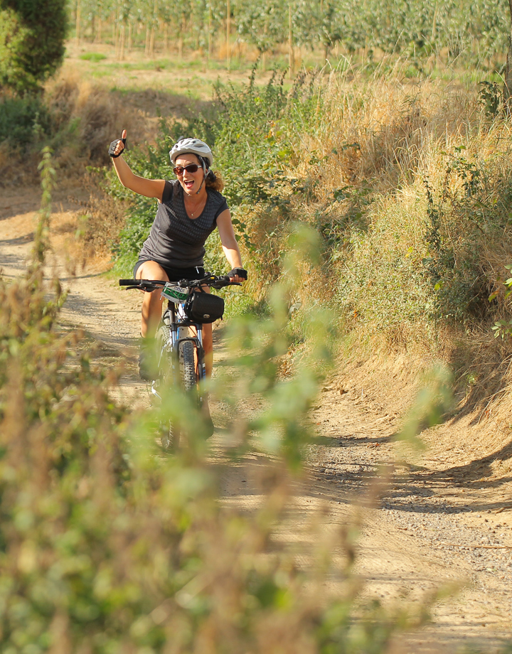 Vrouw op mountainbike in holle weg steek haar duim op