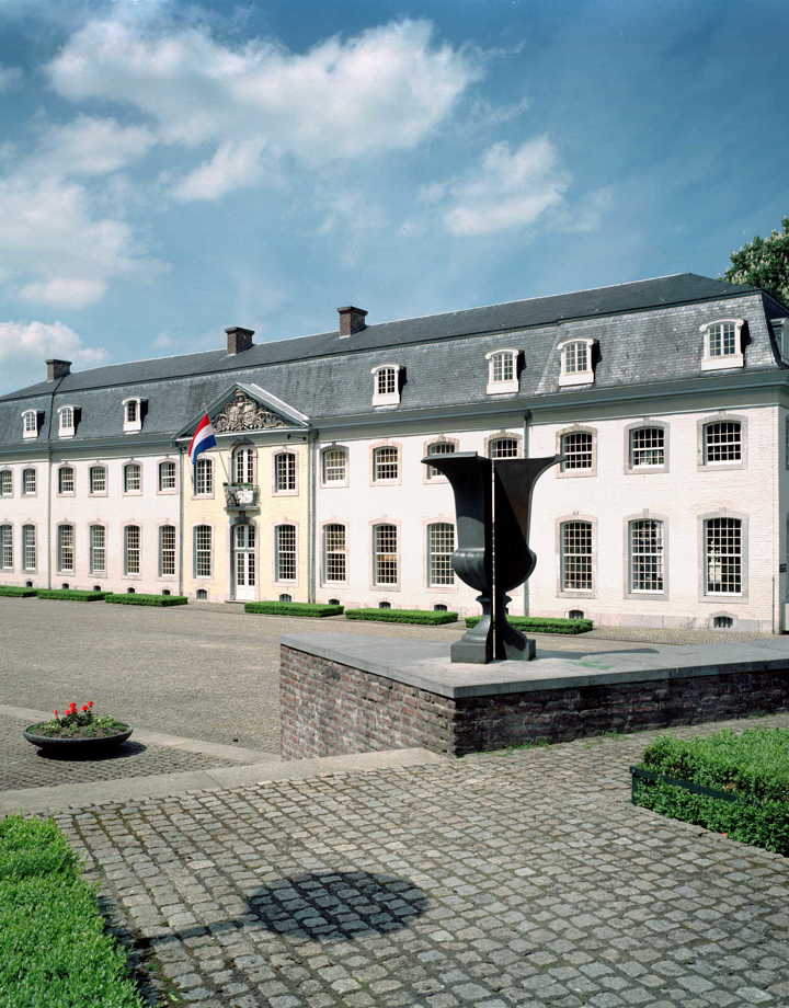 Zicht op het Gemeentehuis van Vaals met op de voorgrond het von Clermontplein