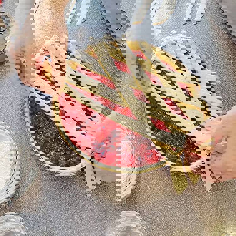 Twee handen vlechten de linzenvlaai