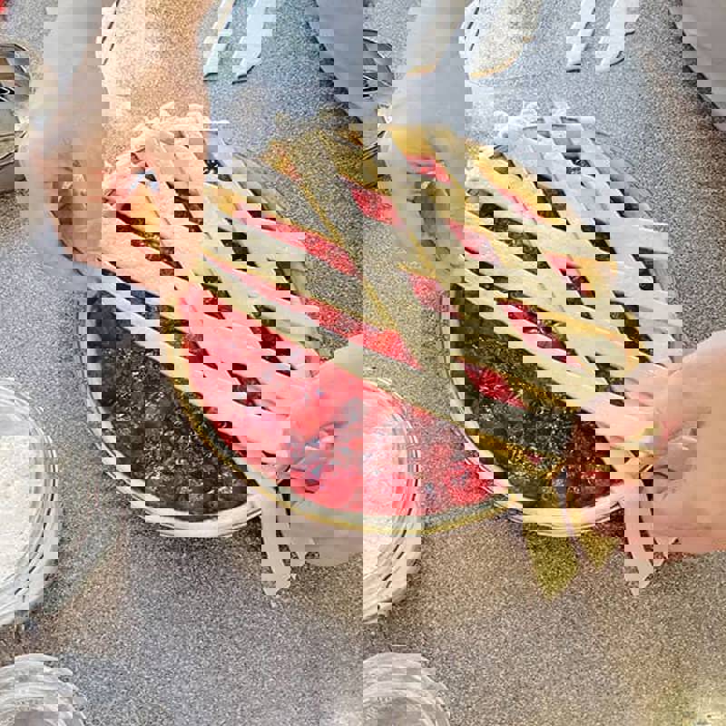 Twee handen vlechten de linzenvlaai