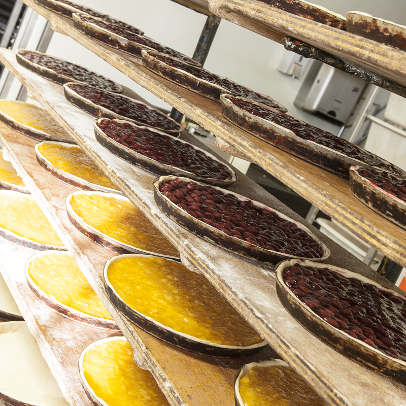 Vers Gebakken Limburgse Vlaaien Op Houten Planken In Bakkerij In Zuid Limburg