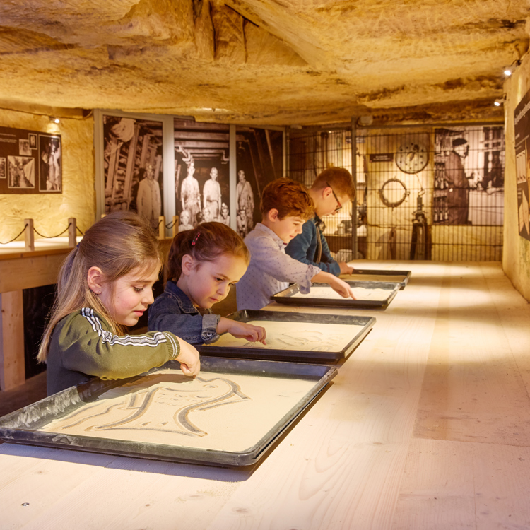 Kinderen maken figuurtjes in Mergel bij Mergelrijk