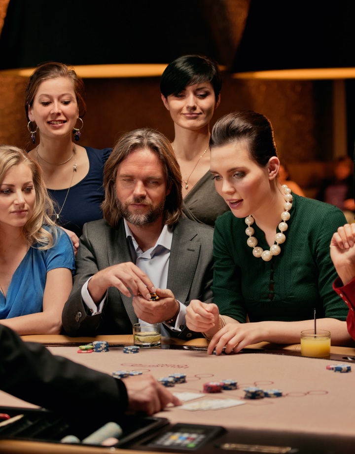 Een groep mensen zit te pokeren in Holland Casino