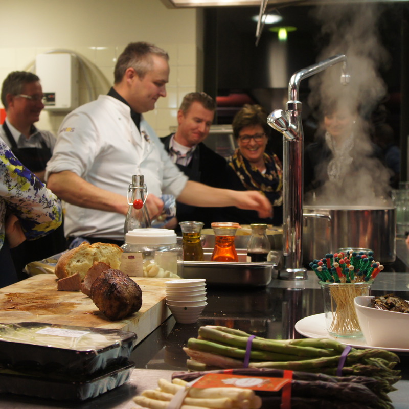 Een groep mensen volgt een kookworkshop