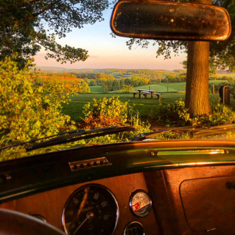 Vanuit auto gefotografeerde picknickplek in Walem