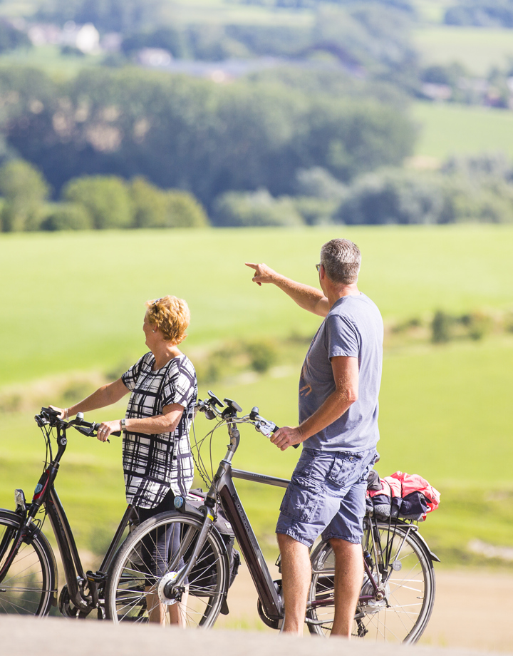 Een man wijst naar iets in de verte en zijn vrouw kijkt ernaar