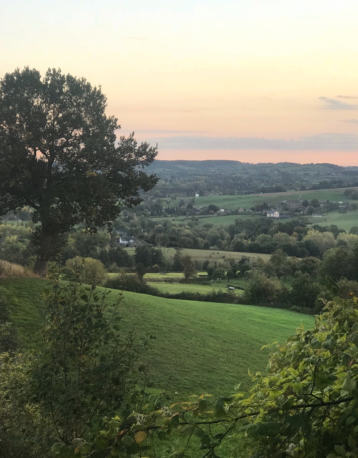 Heuvellandschap tijdens schemer