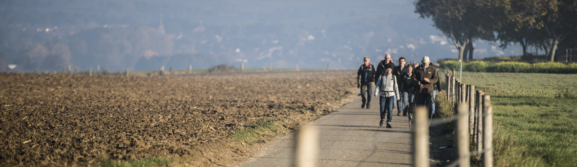 Een groep mensen wandelt in de winter over een plateau