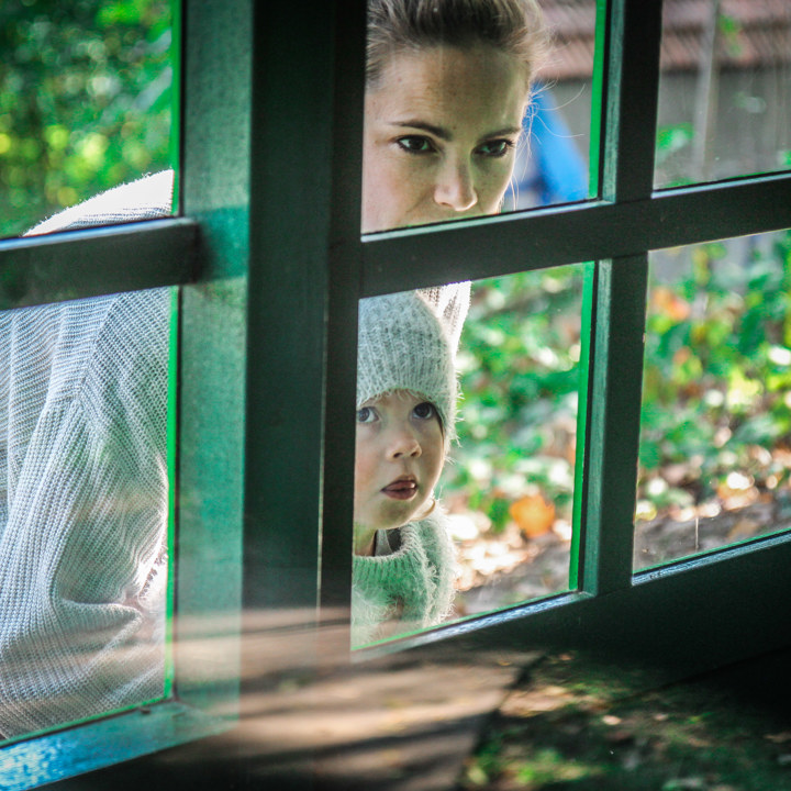 Moeder en dochtertje bewonderen het Sprookjesbos in Valkenburg