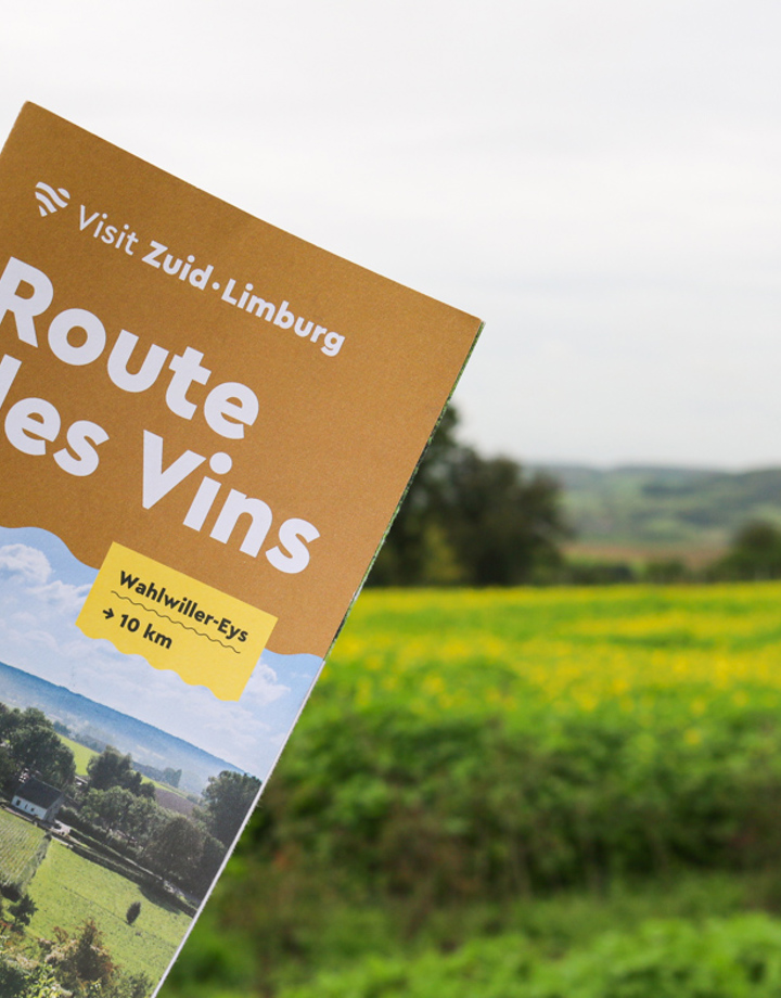 Een Route des Vins brochure van Wahlwiller-Eys met op de achtergrond het heuvellandschap