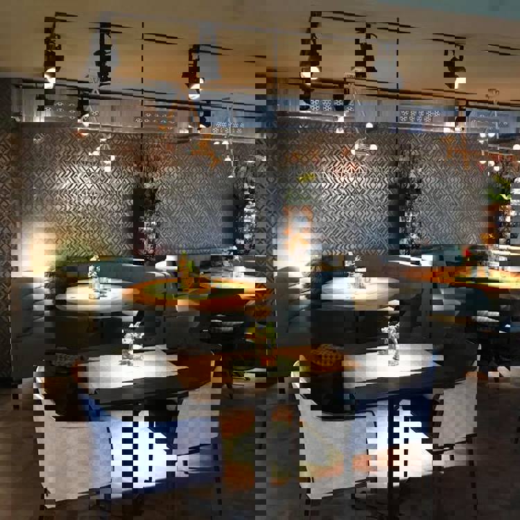 Moderne zitbanken van restaurant de Gerardushoeve