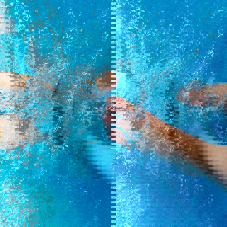 Detailopname van voeten in het zwembad