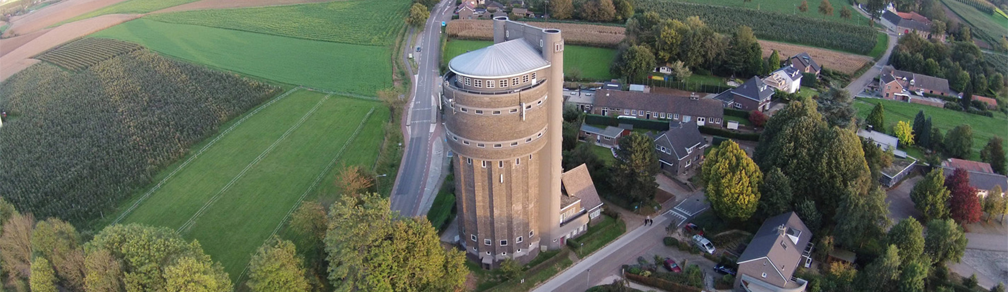 Luchtfoto van watertoren in Schimmert