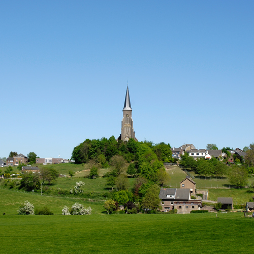 Uitzicht op een kerk boven op een berg