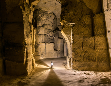 Lantaarn midden in een gangenstelsel in Fluweelengrot