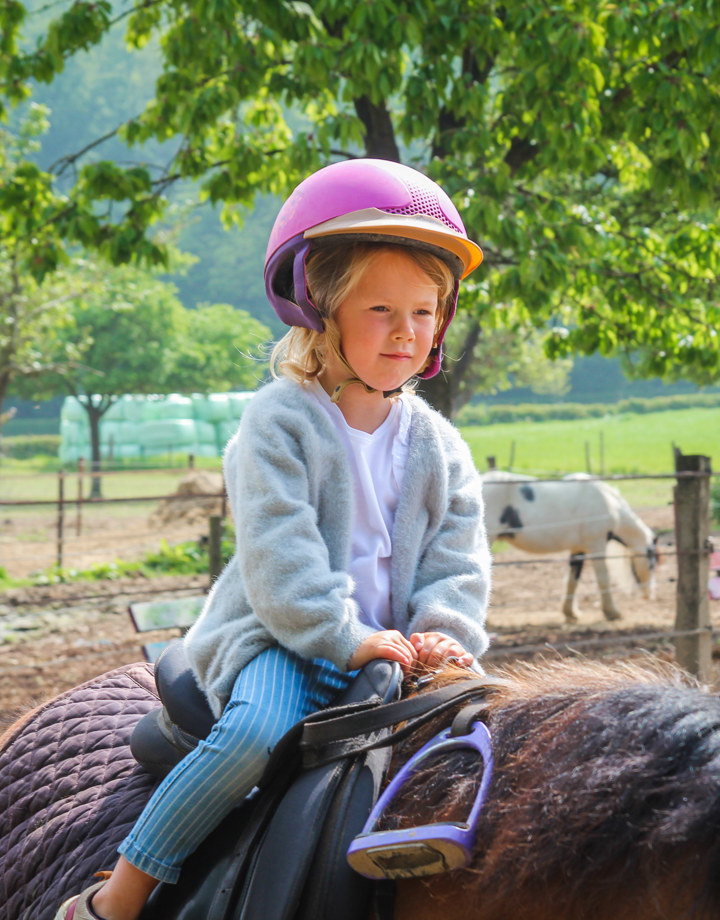 Kind rijdt op paard bij Farmcaps