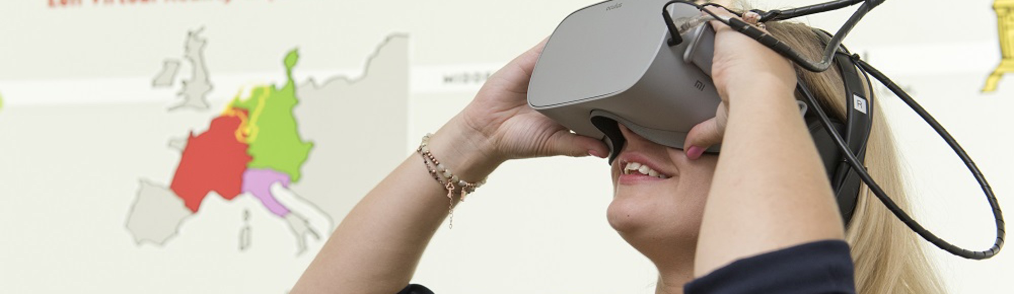 Bezoeker kijkt onze Virtual Reality film Zuid-Limburg de bron van Europa 