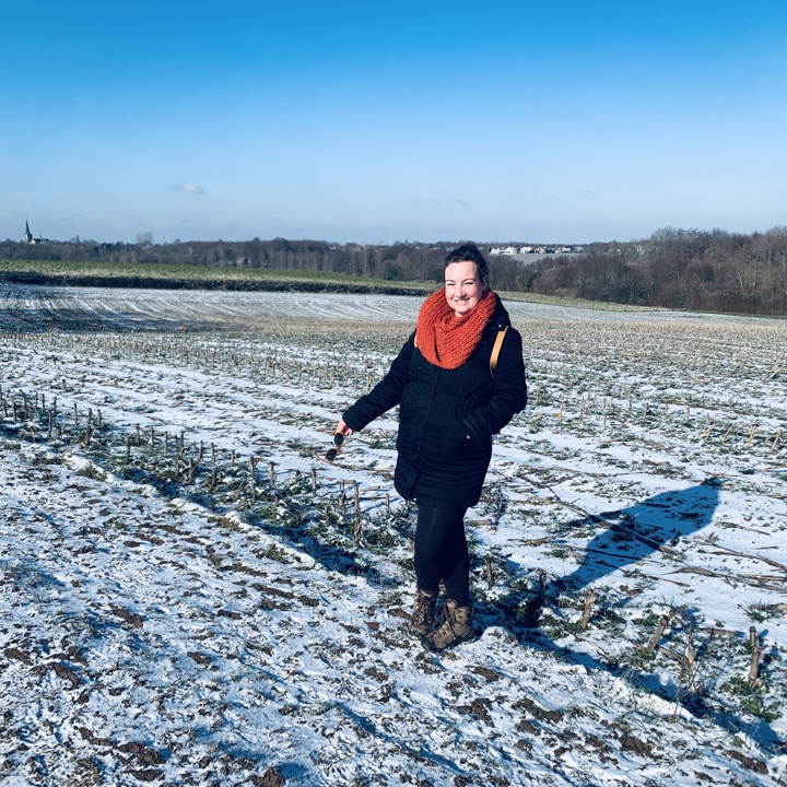 Jenneke Staat Op Een Besneeuwde Akker In Berg En Terblijt