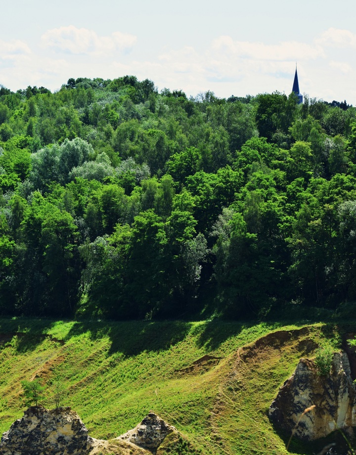De groene Curfsgroeve loopt uit in een bos en kerk