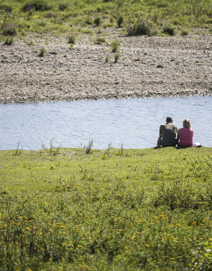 Met z'n twee genieten bij het water in Rivierpark Maasvallei