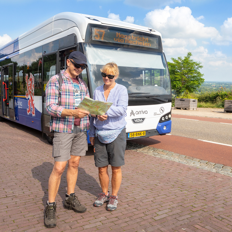 Twee wandelaars bekijken de route na het uitstappen uit de bus