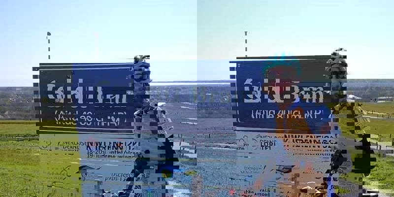 Bram die voor een bord staat waarop col du bram staat