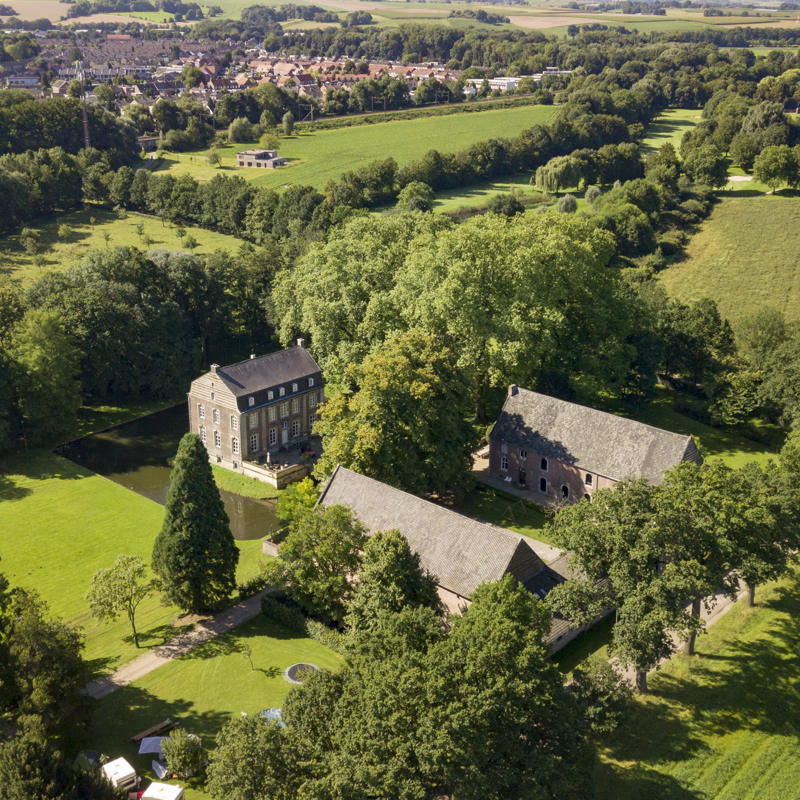 Bovenaanzicht van Kasteel Puth en landschap in Voerendaal