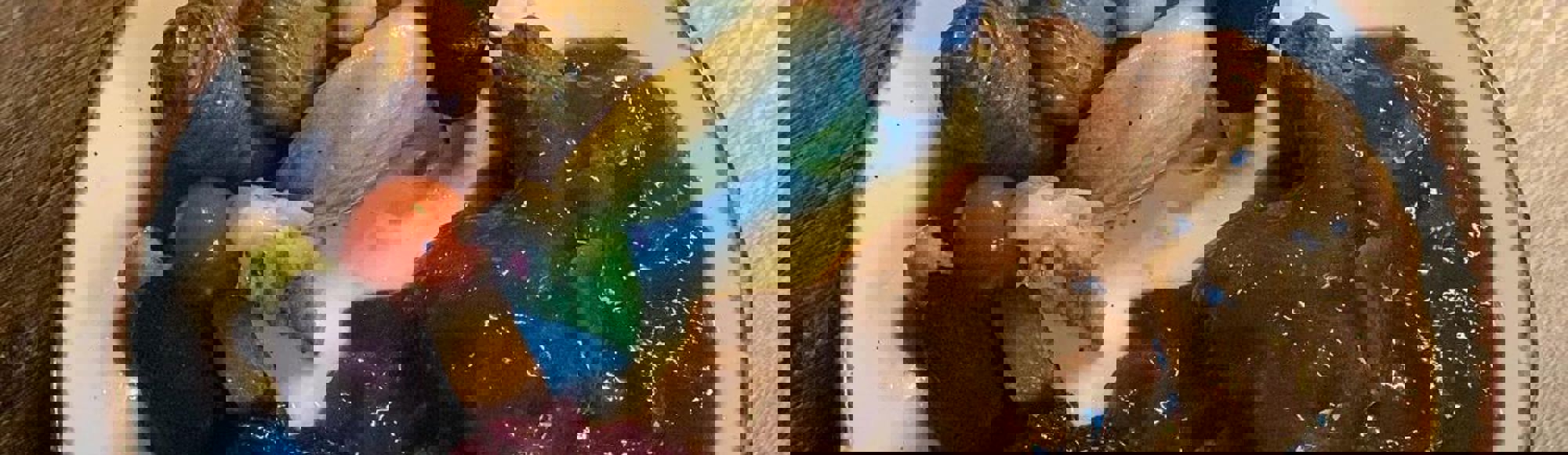 Limburgse Knien in 't Zoer op een bord, geserveerd met aardappel, rode kool en diverse groenten.