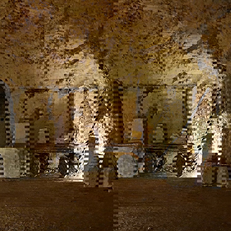 Scene tijdens een grottentocht in een mergelgroeve met meerdere losse mergelblokken