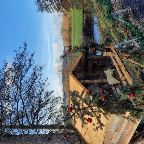 Grote houten kerststal in een Zuid-Limburgs landschap