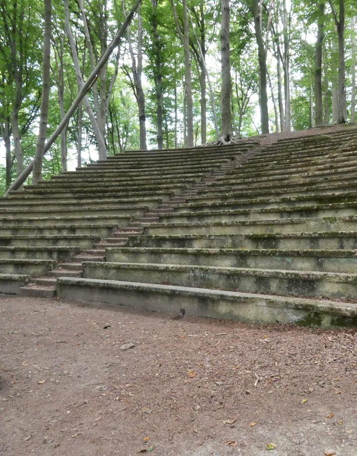 Stenen trap is de tribune van het openluchttheater van Spaubeek