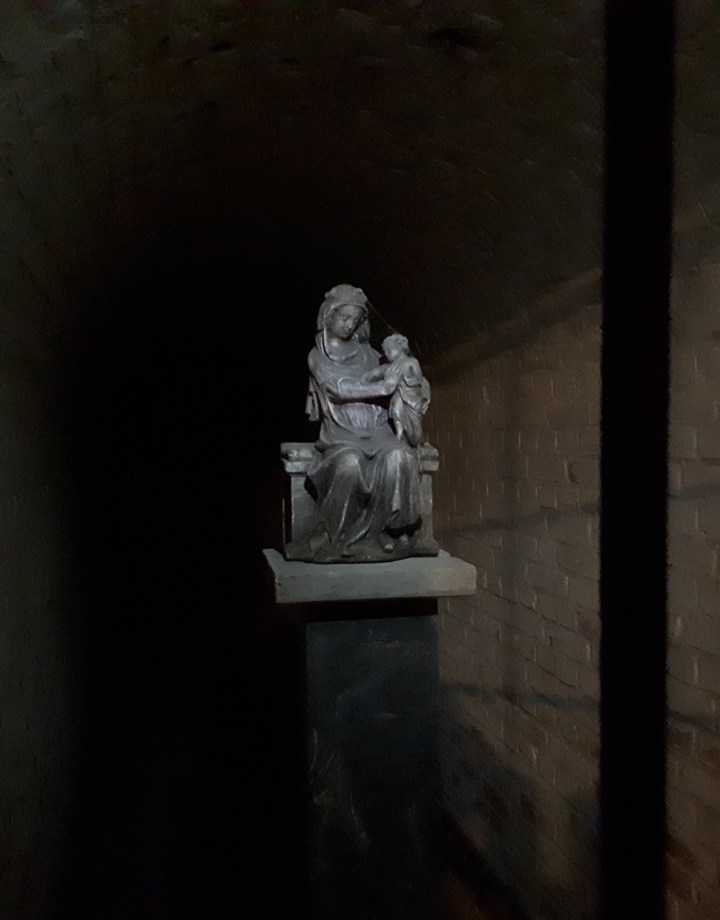 Beeld in een donkere ruimte in Abdij Lilbosch 