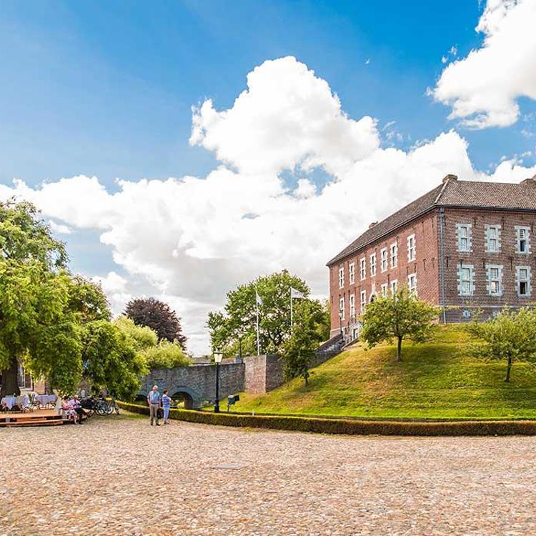 Zicht op Kasteel Limbricht met terrasje om een boom 