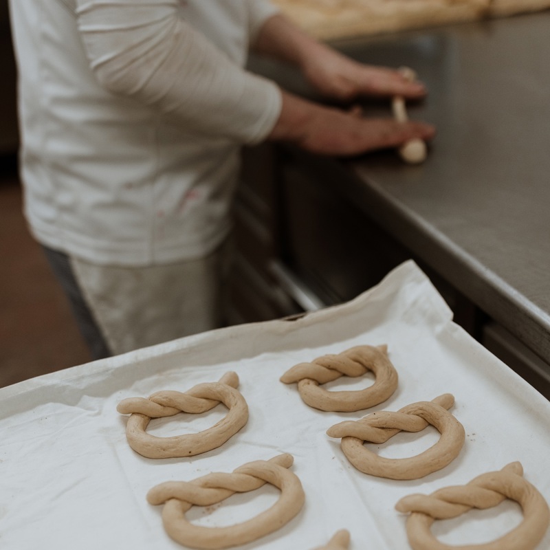 Frank van Eerd rolt een strik (gebakje)