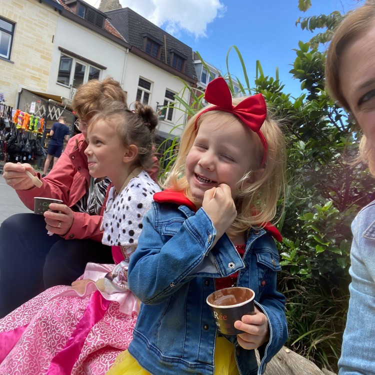 Meisjes eten een ijsje