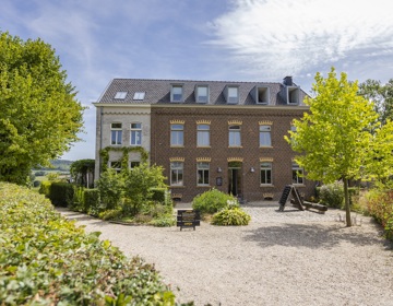 De accommodatie van Domein Holset met voortuin op een zomerse dag