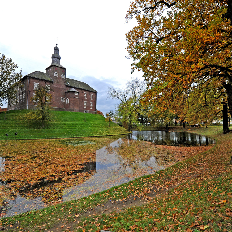 Zicht op Kasteel Limbricht vanaf de buitengracht.