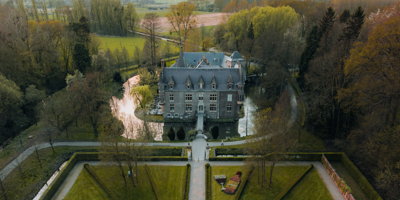 Drone shot van Kasteel Terworm en de kasteel tuin