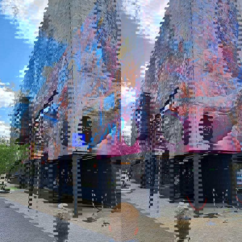 Een kind dat kijkt naar een met een muurschildering bekleed pand