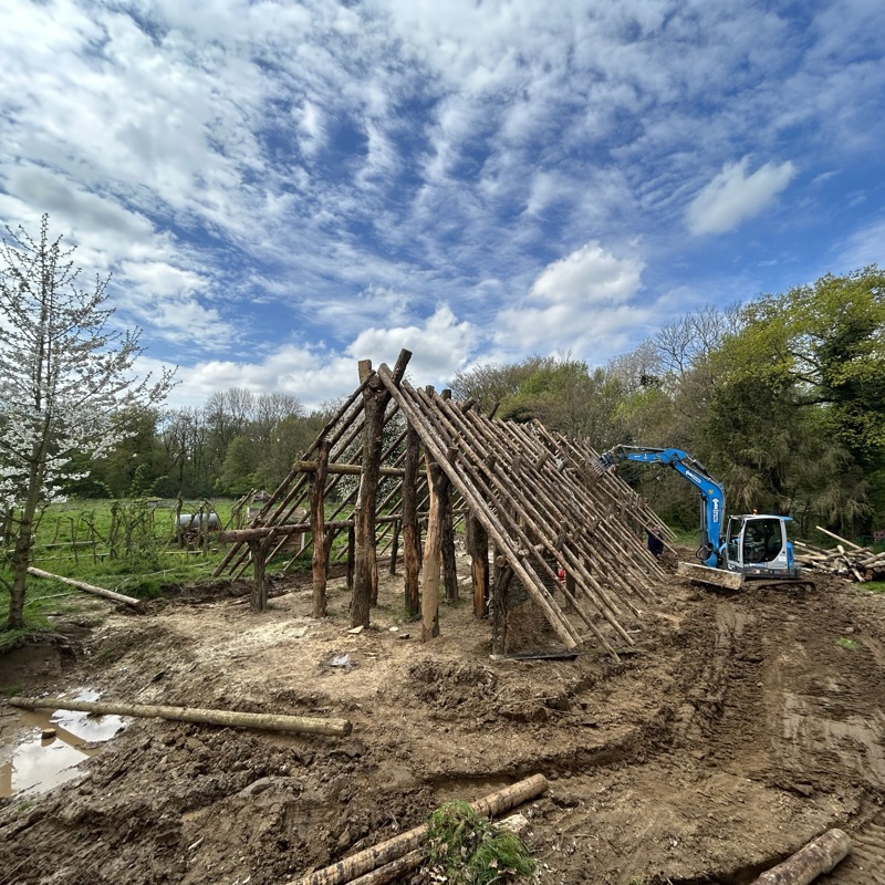 Opbouw van de replica van een Bandkeramische boerderij bij BC Moerveld